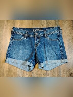 Hollister Dark Blue Rolled-Hem Jean Shorts Women's Size: 0